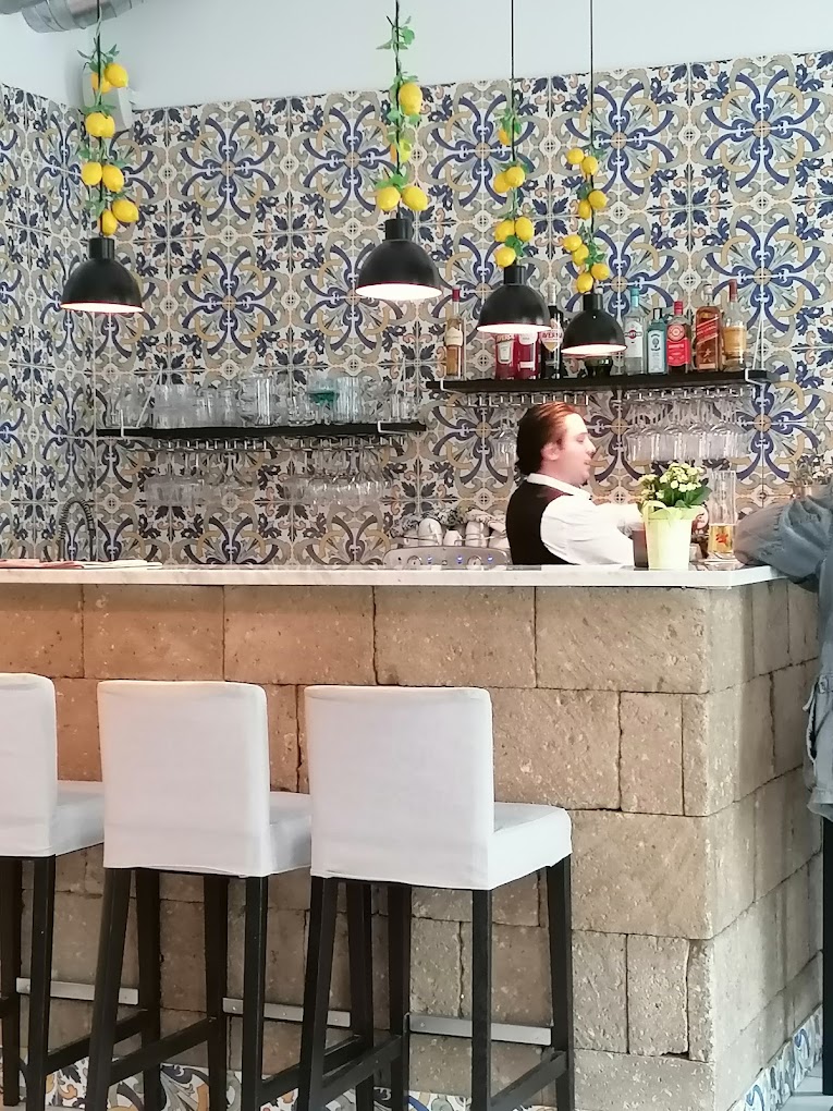Bar bei Café Raia mit Zitronen und Azulejo-Fliesen